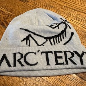 ARC’TERYX roll up ARC’word beanie Orca